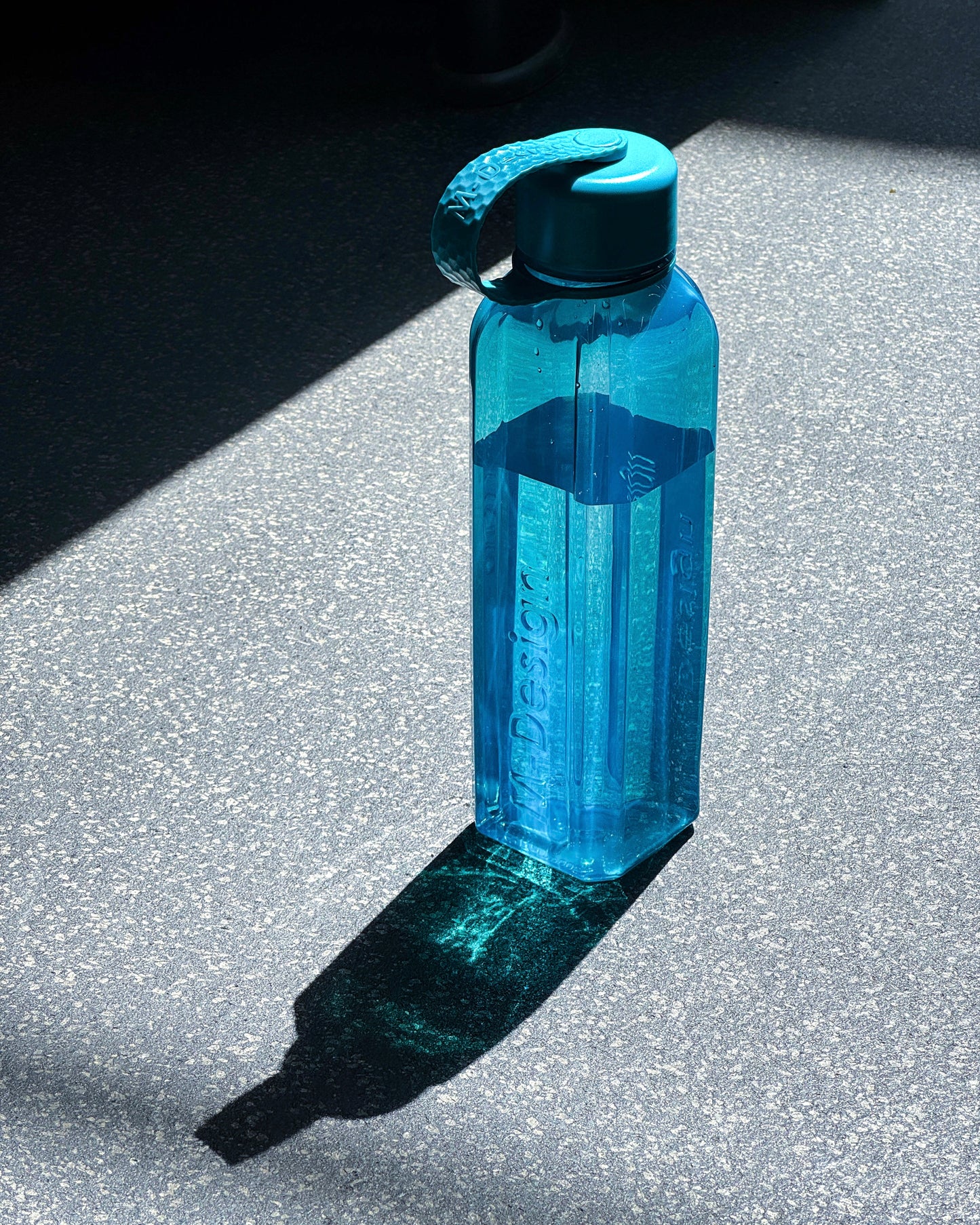 زجاجة مياة لون بترولى