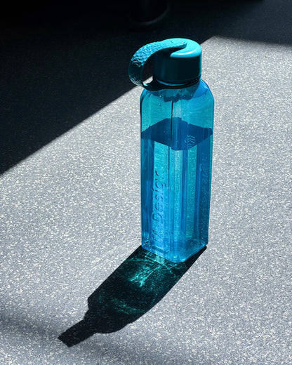 زجاجة مياة لون بترولى